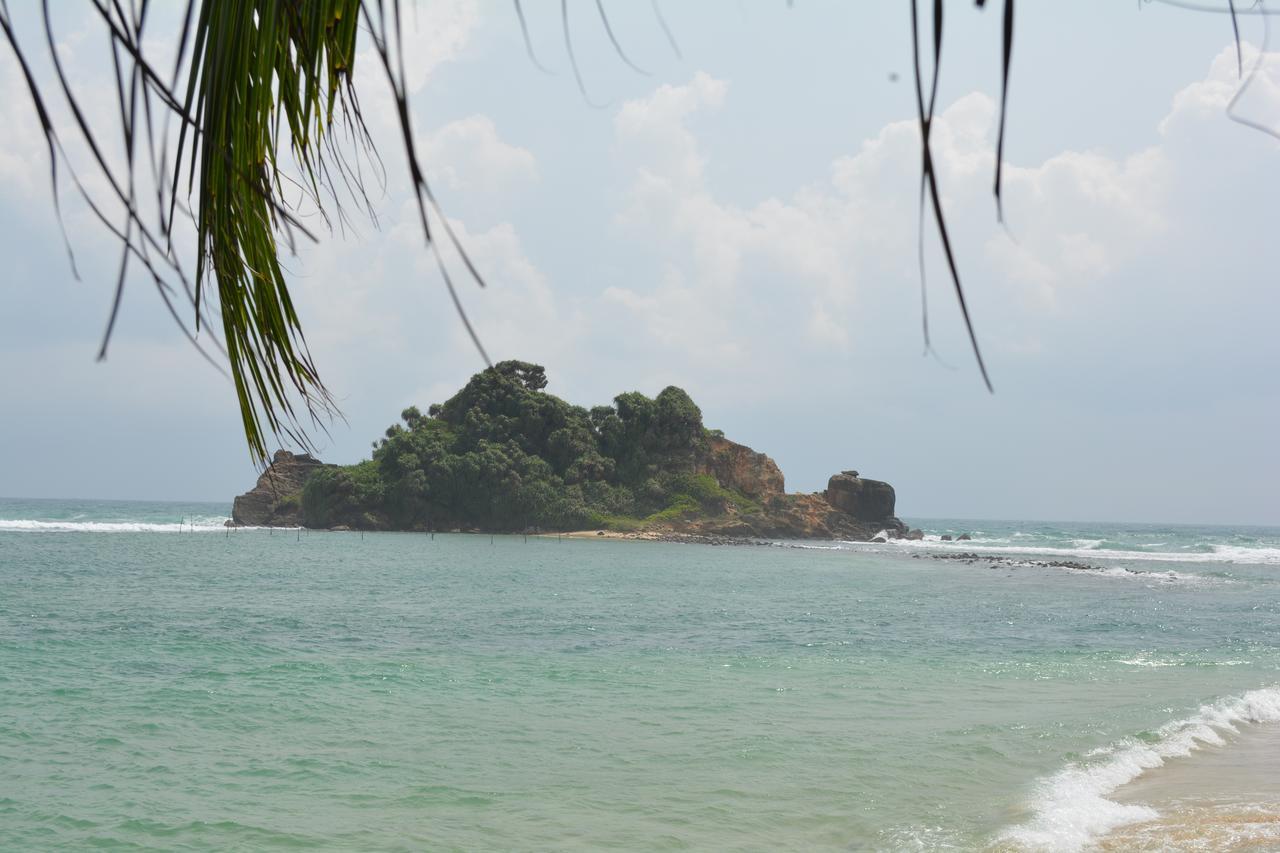 Sayurima Beach Hotel Ahangama Ngoại thất bức ảnh