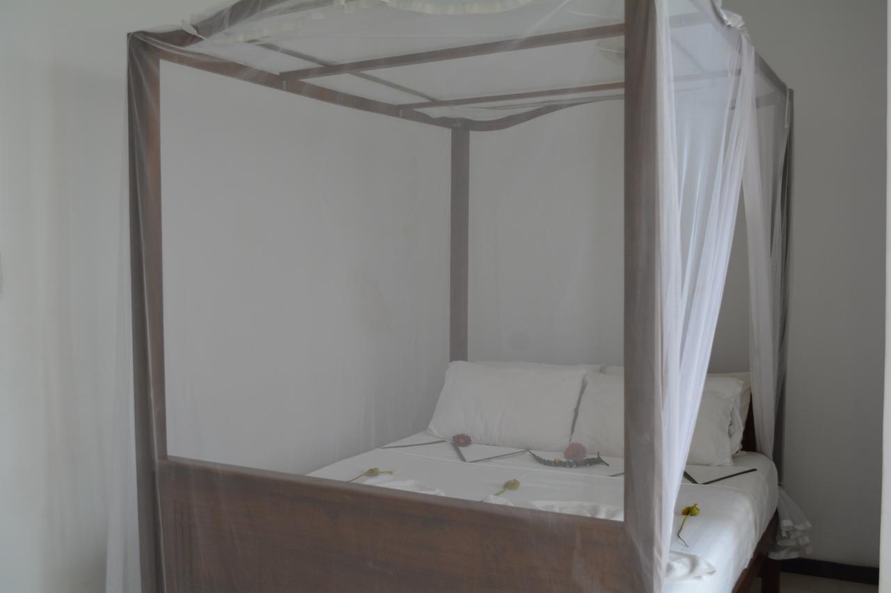 Sayurima Beach Hotel Ahangama Ngoại thất bức ảnh