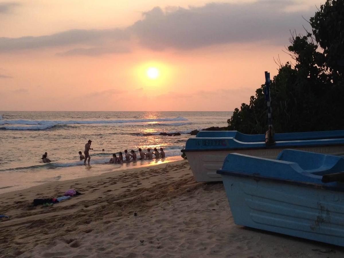 Sayurima Beach Hotel Ahangama Ngoại thất bức ảnh