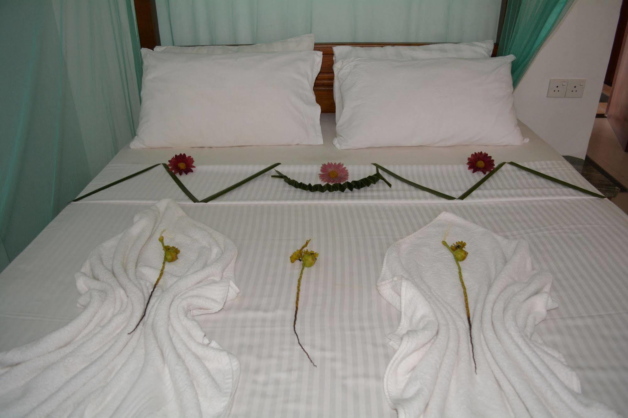 Sayurima Beach Hotel Ahangama Ngoại thất bức ảnh