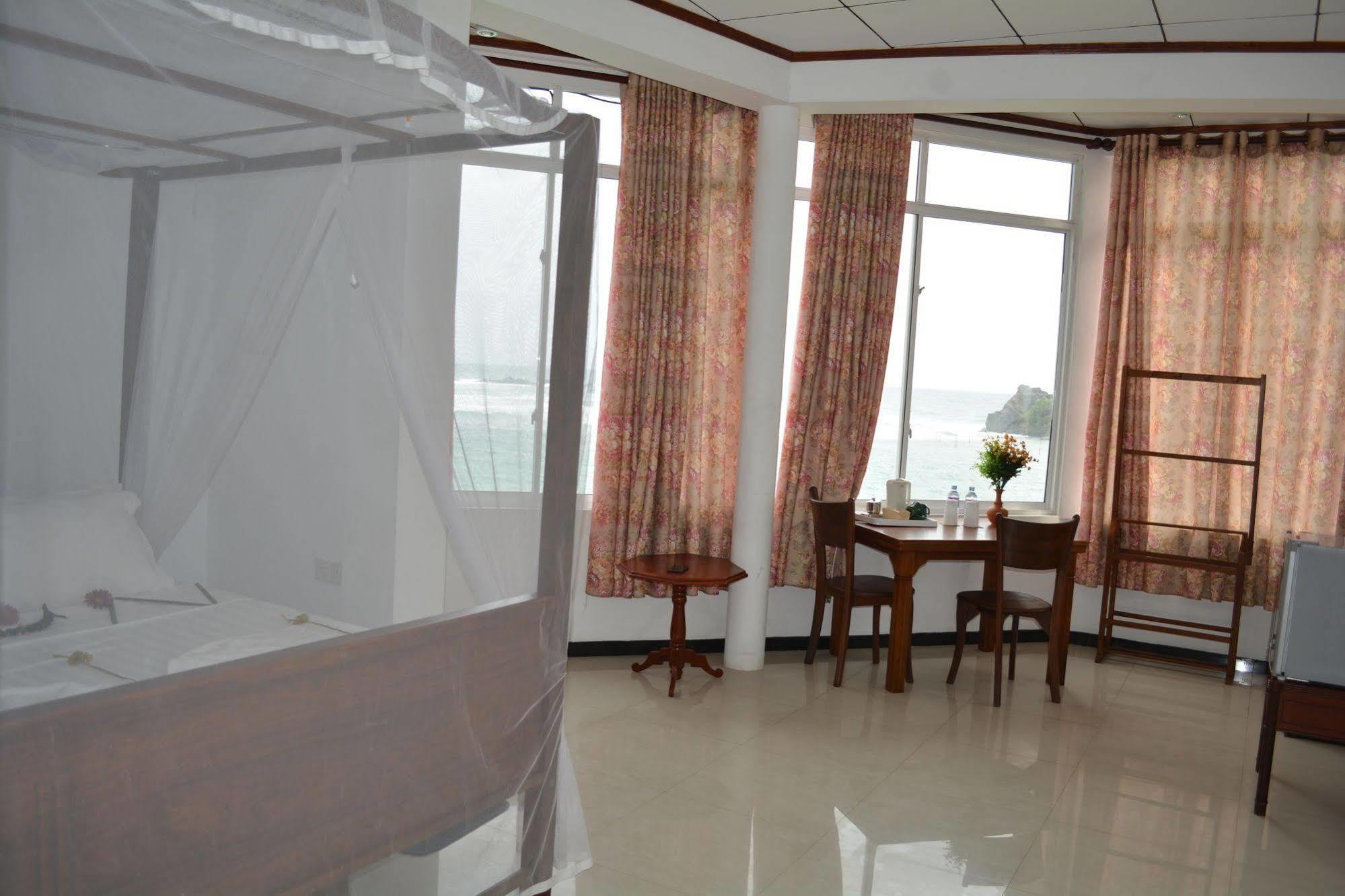 Sayurima Beach Hotel Ahangama Ngoại thất bức ảnh