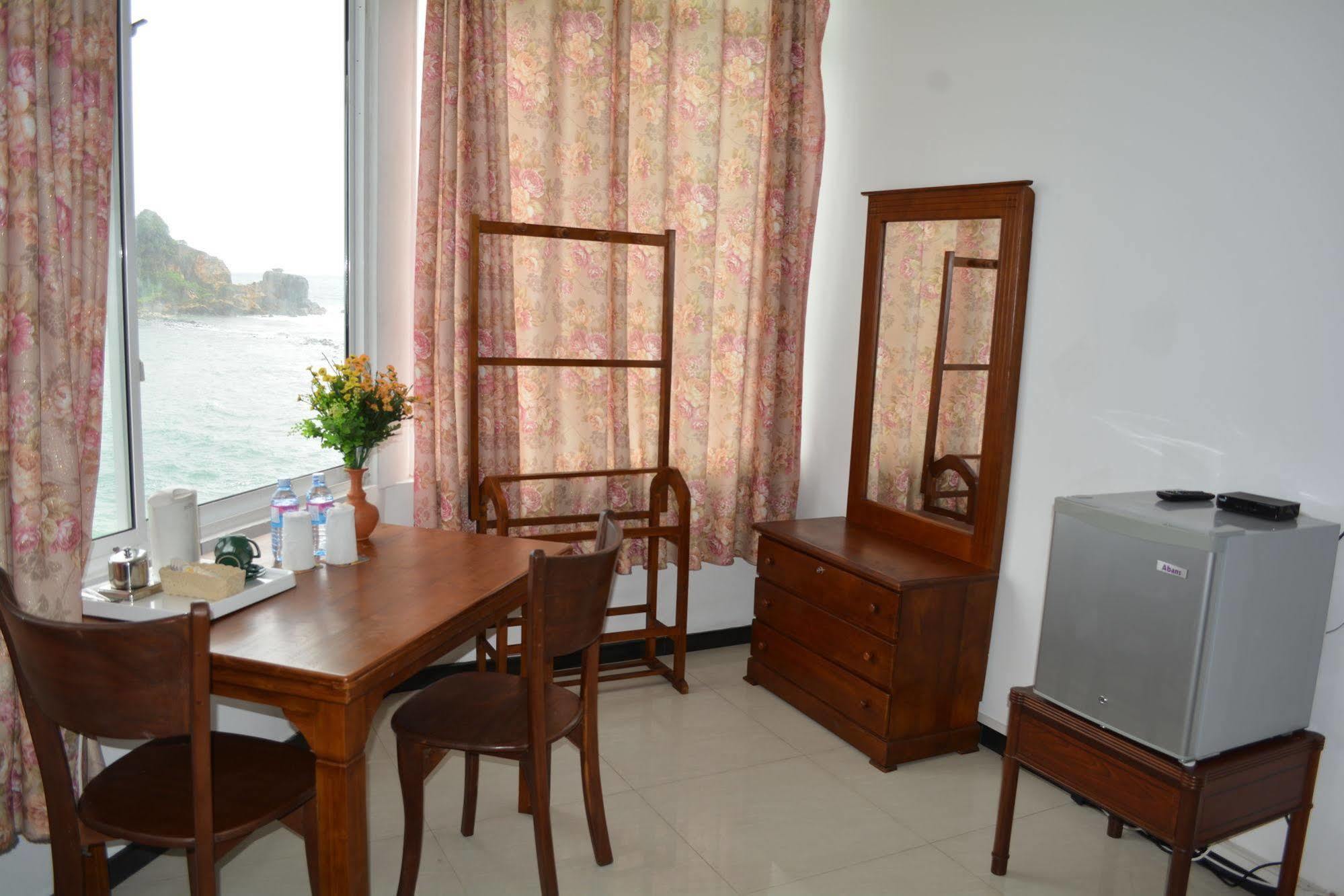 Sayurima Beach Hotel Ahangama Ngoại thất bức ảnh