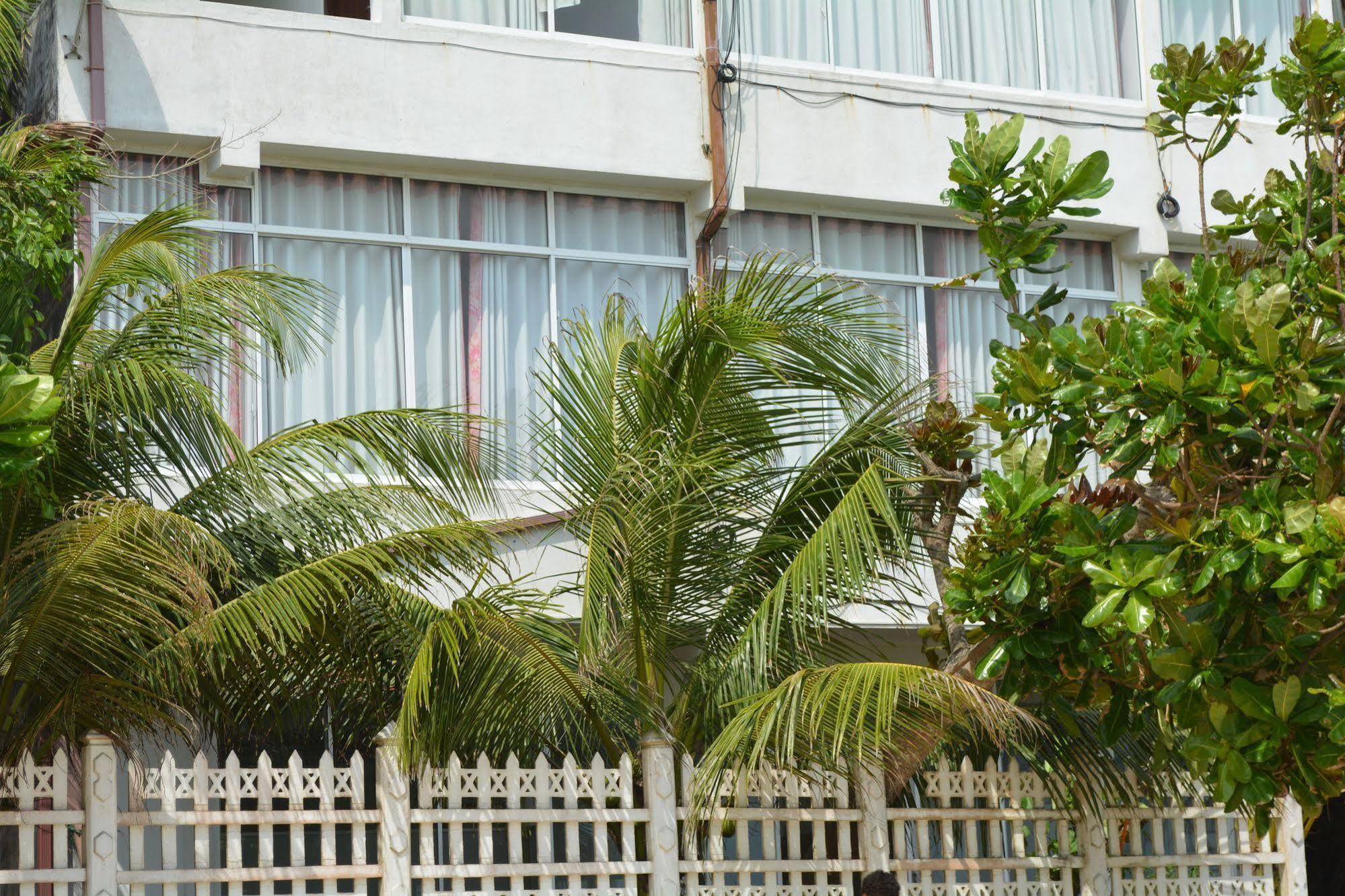 Sayurima Beach Hotel Ahangama Ngoại thất bức ảnh