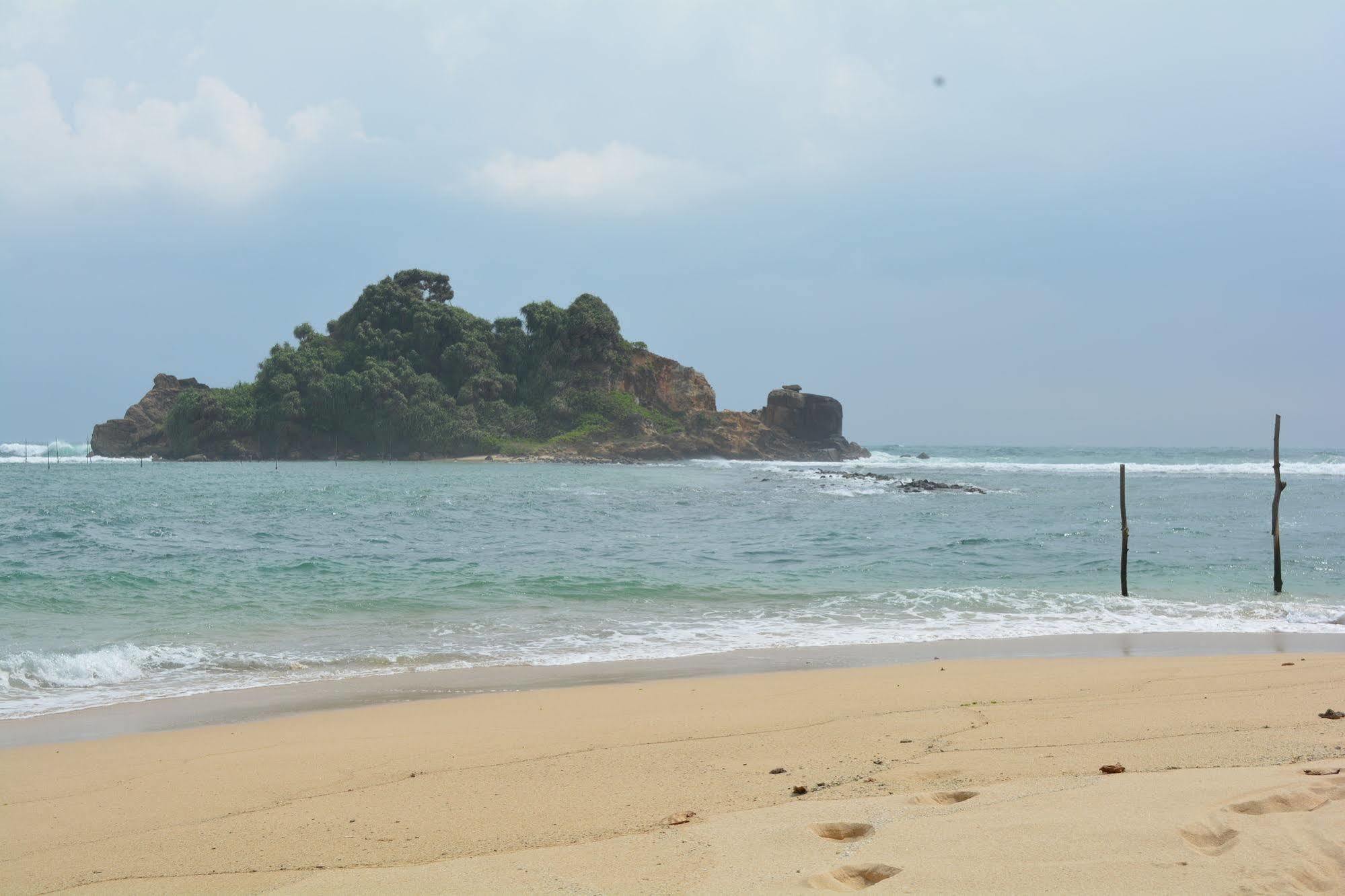 Sayurima Beach Hotel Ahangama Ngoại thất bức ảnh