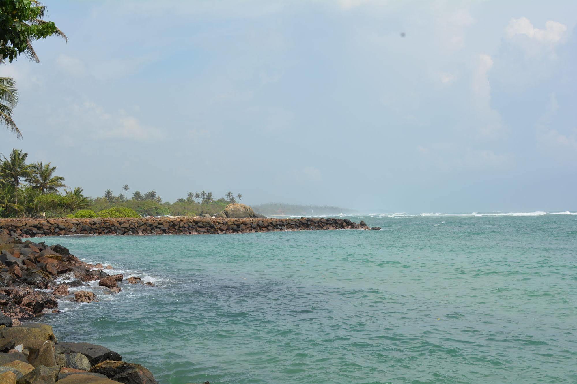 Sayurima Beach Hotel Ahangama Ngoại thất bức ảnh